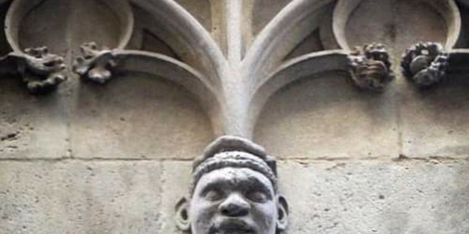 Rostre d’un subsaharià esculpit en una façana del Palau de la Generalitat / Pau Moncho