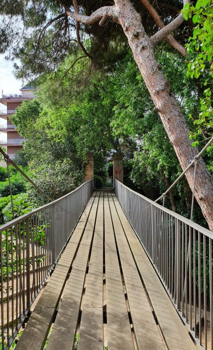 Pont penjant als jardins de Ca n’Altimira / Alba Vendrell