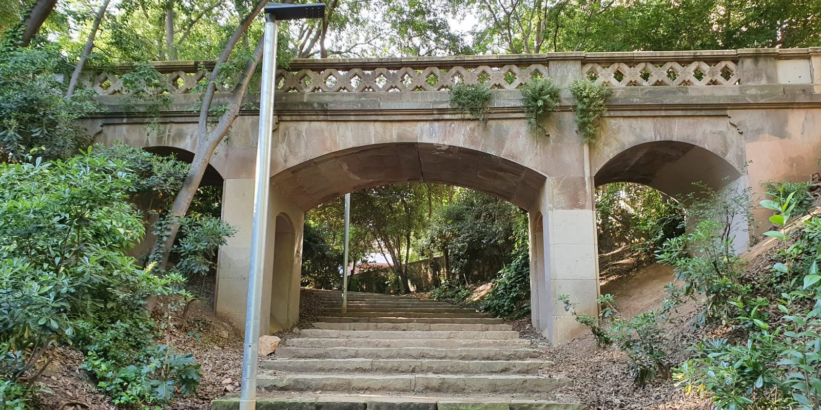 Pont de pedra als jardins de Ca n’Altimira / Alba Vendrell