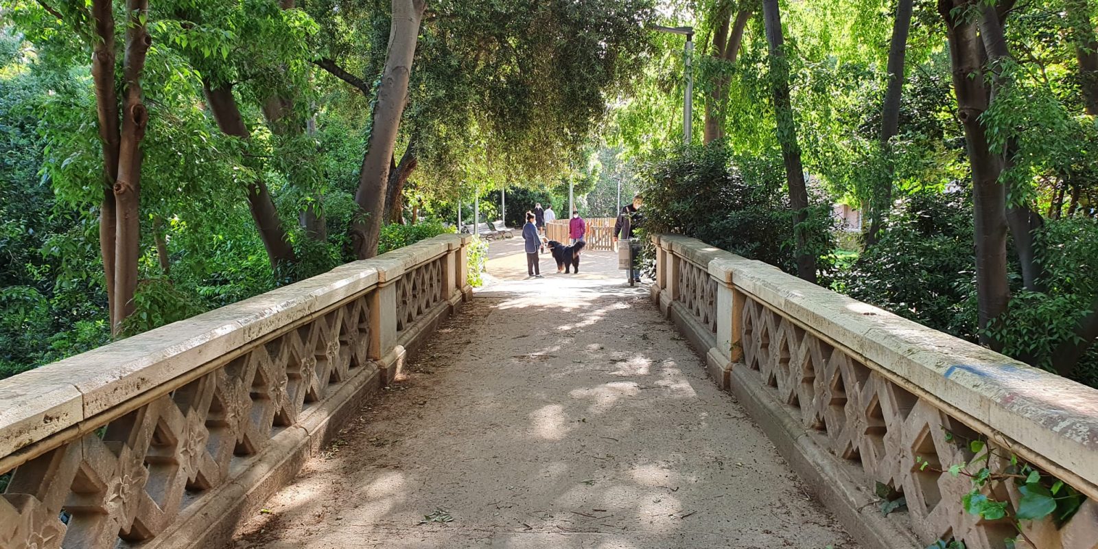 Pont de pedra als Jardins de Ca n’Altimira, a Sarrià – Sant Gervasi / Alba Vendrell